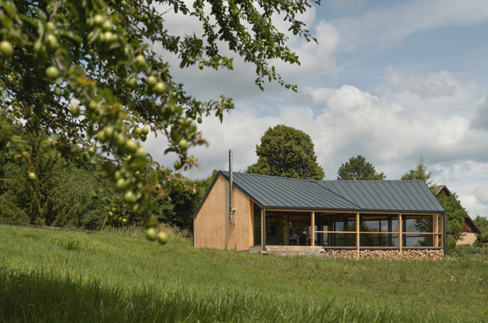 Na kraji Hrubé Skály vyrostl víkendový dům, který přirozeně zapadá do krajiny Českého ráje. Citlivě kombinuje tradiční prvky s moderní architekturou a nabízí klidné místo k odpočinku s výhledem na zříceninu hradu Trosky.
