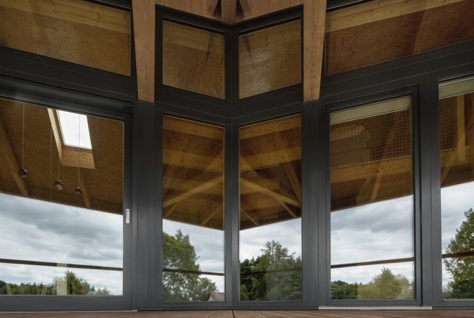Na kraji Hrubé Skály vyrostl víkendový dům, který přirozeně zapadá do krajiny Českého ráje. Citlivě kombinuje tradiční prvky s moderní architekturou a nabízí klidné místo k odpočinku s výhledem na zříceninu hradu Trosky.
