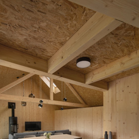 Na kraji Hrubé Skály vyrostl víkendový dům, který přirozeně zapadá do krajiny Českého ráje. Citlivě kombinuje tradiční prvky s moderní architekturou a nabízí klidné místo k odpočinku s výhledem na zříceninu hradu Trosky.
