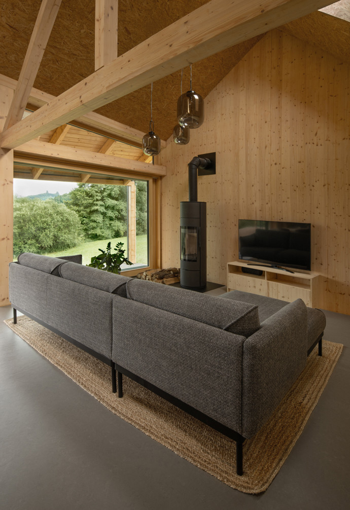 Na kraji Hrubé Skály vyrostl víkendový dům, který přirozeně zapadá do krajiny Českého ráje. Citlivě kombinuje tradiční prvky s moderní architekturou a nabízí klidné místo k odpočinku s výhledem na zříceninu hradu Trosky.
