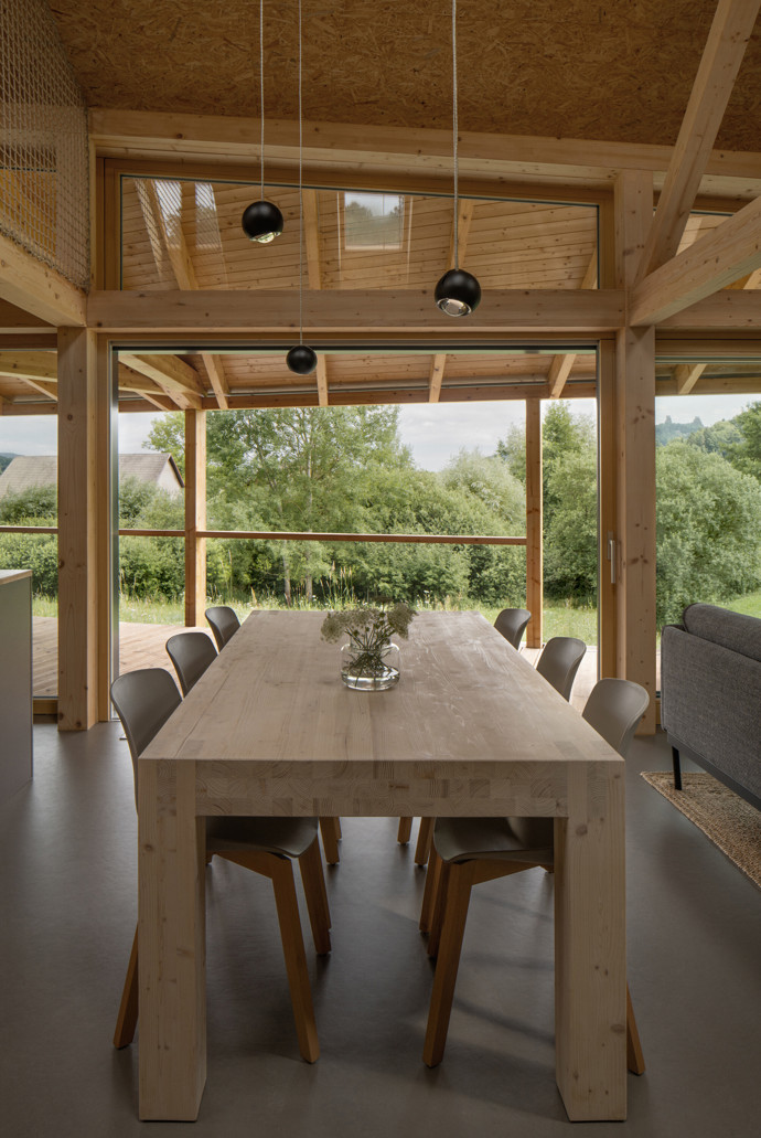Na kraji Hrubé Skály vyrostl víkendový dům, který přirozeně zapadá do krajiny Českého ráje. Citlivě kombinuje tradiční prvky s moderní architekturou a nabízí klidné místo k odpočinku s výhledem na zříceninu hradu Trosky.
