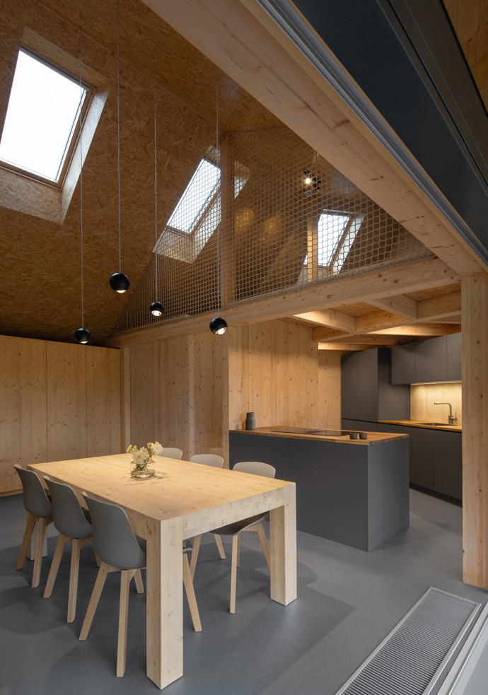 Na kraji Hrubé Skály vyrostl víkendový dům, který přirozeně zapadá do krajiny Českého ráje. Citlivě kombinuje tradiční prvky s moderní architekturou a nabízí klidné místo k odpočinku s výhledem na zříceninu hradu Trosky.
