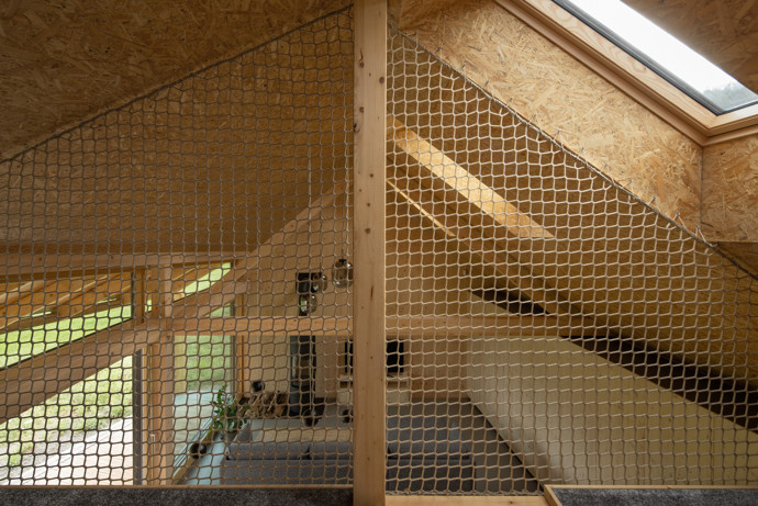 Na kraji Hrubé Skály vyrostl víkendový dům, který přirozeně zapadá do krajiny Českého ráje. Citlivě kombinuje tradiční prvky s moderní architekturou a nabízí klidné místo k odpočinku s výhledem na zříceninu hradu Trosky.

