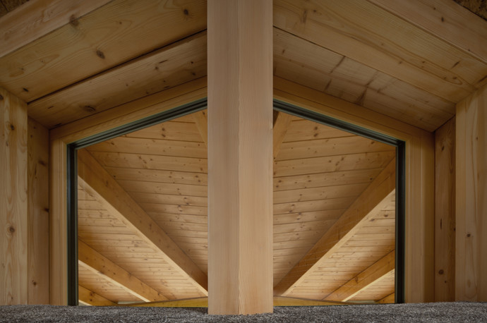 Na kraji Hrubé Skály vyrostl víkendový dům, který přirozeně zapadá do krajiny Českého ráje. Citlivě kombinuje tradiční prvky s moderní architekturou a nabízí klidné místo k odpočinku s výhledem na zříceninu hradu Trosky.
