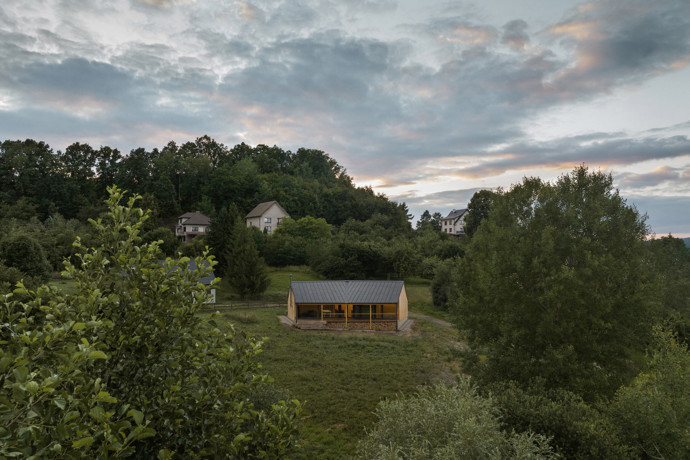 Na kraji Hrubé Skály vyrostl víkendový dům, který přirozeně zapadá do krajiny Českého ráje. Citlivě kombinuje tradiční prvky s moderní architekturou a nabízí klidné místo k odpočinku s výhledem na zříceninu hradu Trosky.
