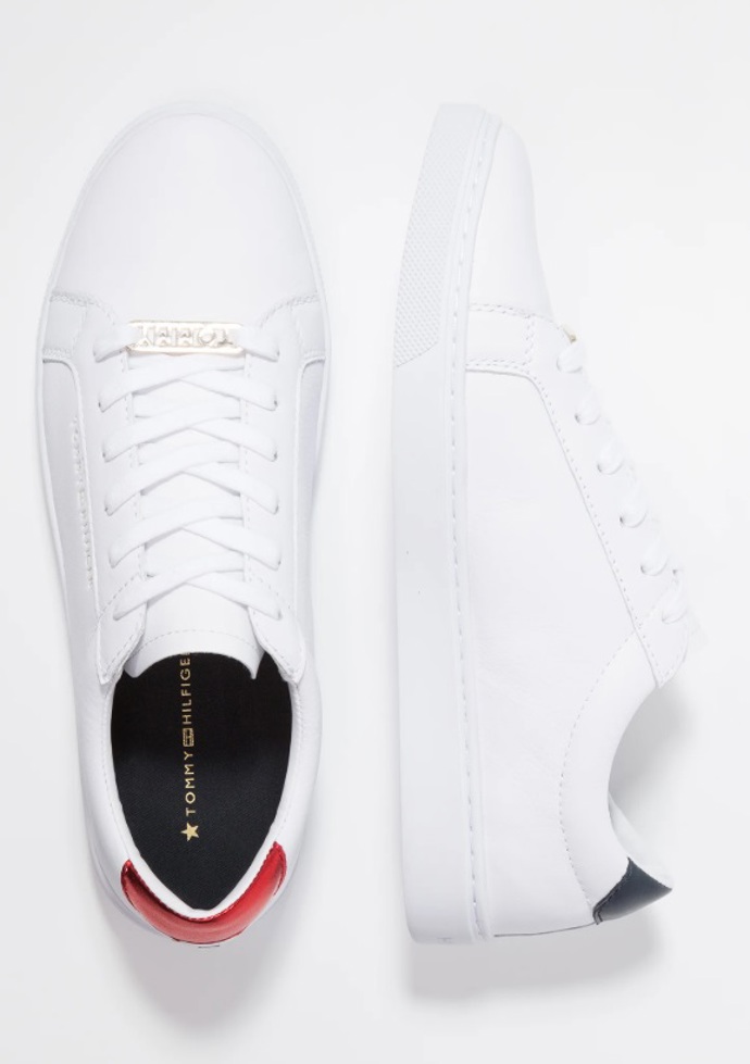 Bílé tenisky se zajímavým detailem, Tommy Hilfiger, 1 920 Kč

