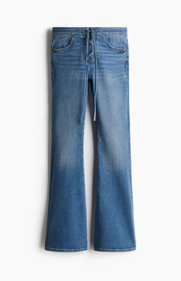 Zvonové džíny se šňůrkou v pase, H&M, 839 Kč
