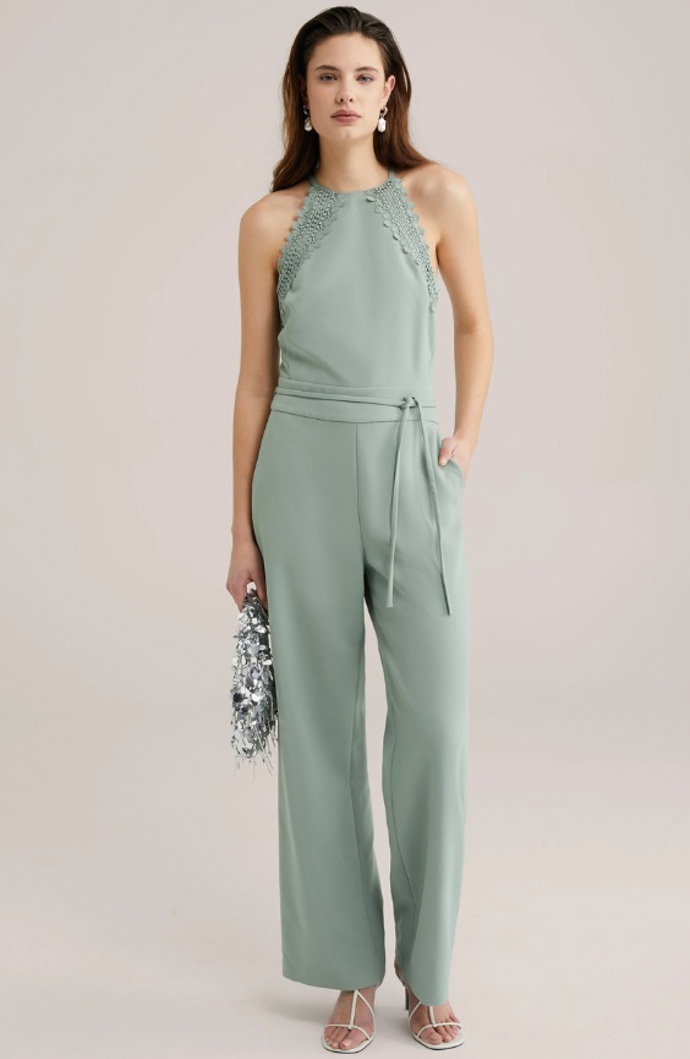Overal s krajkovým detailem, WE Fashion, 2 589 Kč
