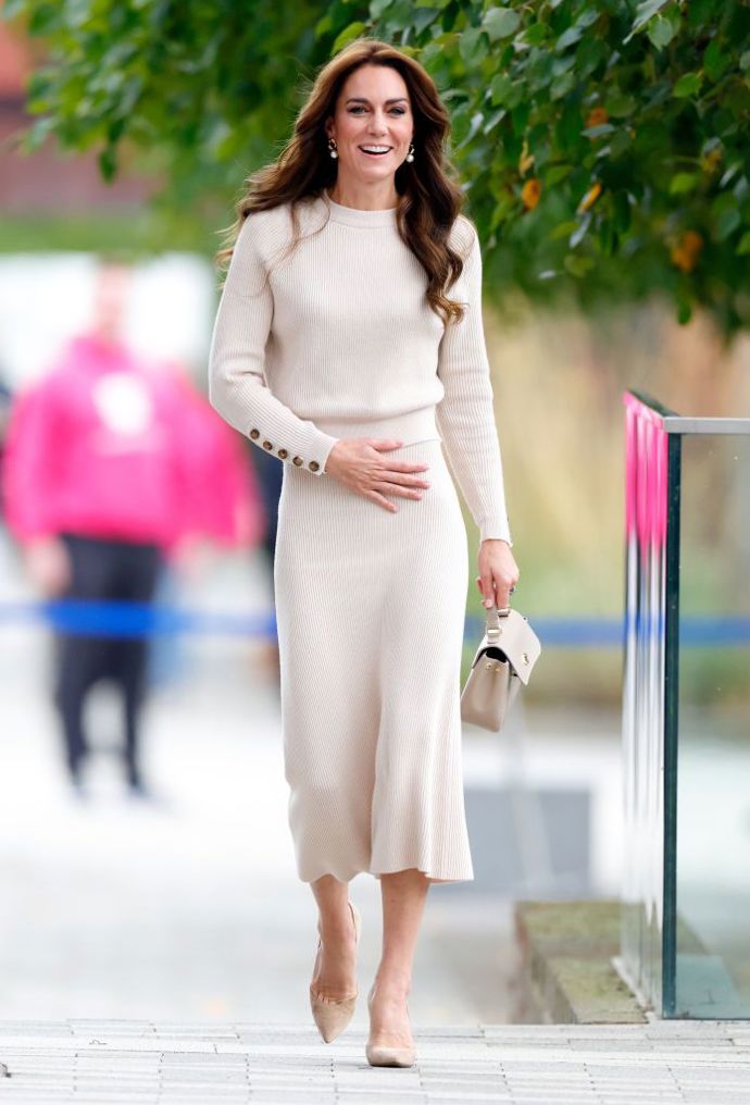 Pouzdrové úpletové sukně v midi délce jsou skvělou volbou pro ženy nad 40 let. Princezna Kate to dobře ví. Svetřík ve stejném odstínu pak dovádí jednoduchý outfit k dokonalosti. 
