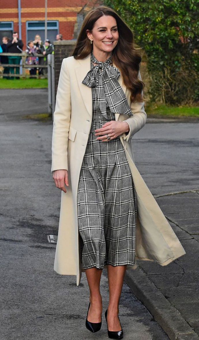 Šaty s mašlí působí elegantně a rozverně současně. Pokud k nim stejně jako Kate přidáte béžový kabát nebo jarní trenčkot, máte skvělý kousek do společnosti i do města. 
