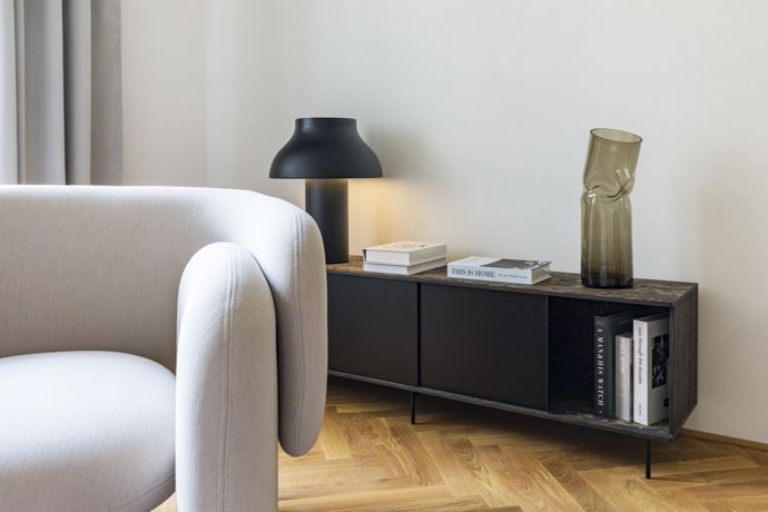 V interiérech byl kladen výrazný důraz na kvalitní materiály a nadčasový design. Dubové parkety, renovovaná špaletová okna s izolačním dvojsklem, francouzská posuvná okna s výstupy na terasu a vstupní bezpečností dveře s protipožární úpravou poskytují komfortní bydlení. 
