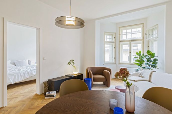 V interiérech byl kladen výrazný důraz na kvalitní materiály a nadčasový design. Dubové parkety, renovovaná špaletová okna s izolačním dvojsklem, francouzská posuvná okna s výstupy na terasu a vstupní bezpečností dveře s protipožární úpravou poskytují komfortní bydlení. 
