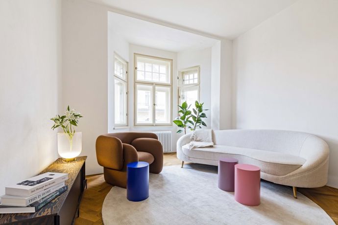V interiérech byl kladen výrazný důraz na kvalitní materiály a nadčasový design. Dubové parkety, renovovaná špaletová okna s izolačním dvojsklem, francouzská posuvná okna s výstupy na terasu a vstupní bezpečností dveře s protipožární úpravou poskytují komfortní bydlení. 
