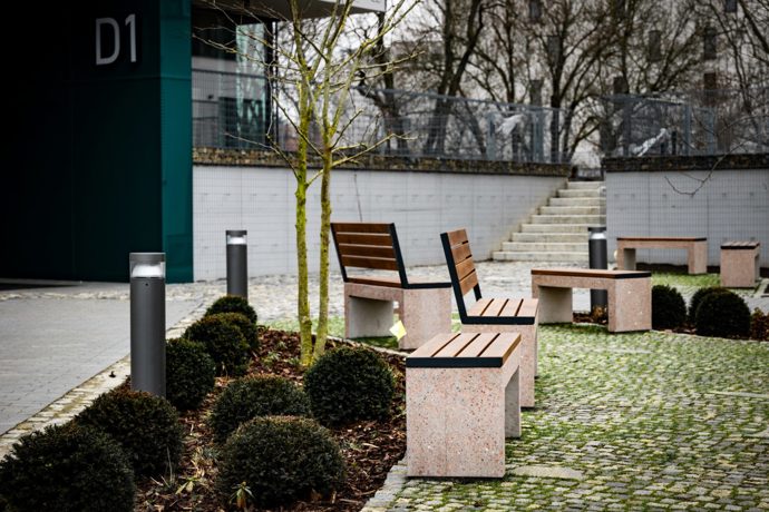 Ambiciózní projekt přináší moderní a elegantní bydlení na poloostrově mezi řekou Moravou a Mlýnským potokem v samém srdci Olomouce, ale zároveň obklopeni zelení. Při realizaci bytů kladli architekti důraz na komfort, design a spojení s přírodou. 

