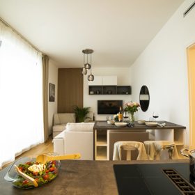Ambiciózní projekt přináší moderní a elegantní bydlení na poloostrově mezi řekou Moravou a Mlýnským potokem v samém srdci Olomouce, ale zároveň obklopeni zelení. Při realizaci bytů kladli architekti důraz na komfort, design a spojení s přírodou.
Ambiciózní projekt přináší moderní a elegantní bydlení na poloostrově mezi řekou Moravou a Mlýnským potokem v samém srdci Olomouce, ale zároveň obklopeni zelení. Při realizaci bytů kladli architekti důraz na komfort, design a spojení s přírodou.