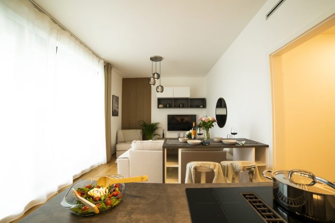 Ambiciózní projekt přináší moderní a elegantní bydlení na poloostrově mezi řekou Moravou a Mlýnským potokem v samém srdci Olomouce, ale zároveň obklopeni zelení. Při realizaci bytů kladli architekti důraz na komfort, design a spojení s přírodou. 
