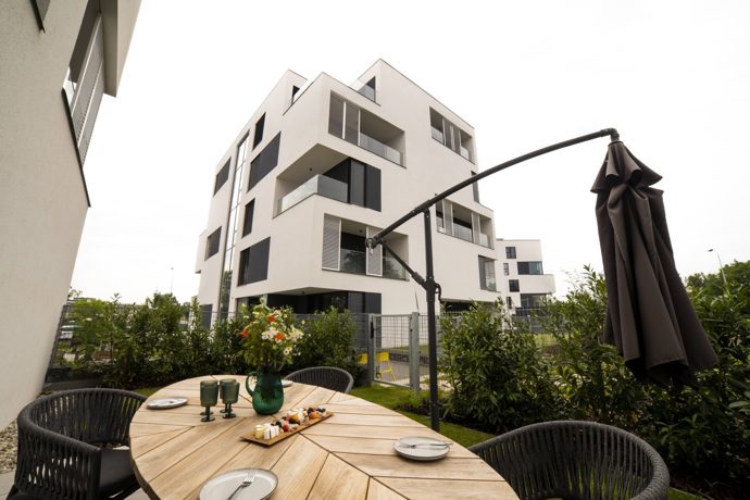 Ambiciózní projekt přináší moderní a elegantní bydlení na poloostrově mezi řekou Moravou a Mlýnským potokem v samém srdci Olomouce, ale zároveň obklopeni zelení. Při realizaci bytů kladli architekti důraz na komfort, design a spojení s přírodou. 
