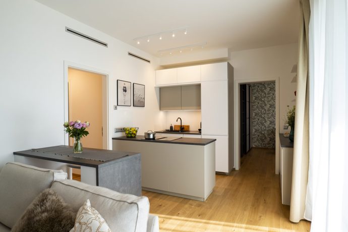 Ambiciózní projekt přináší moderní a elegantní bydlení na poloostrově mezi řekou Moravou a Mlýnským potokem v samém srdci Olomouce, ale zároveň obklopeni zelení. Při realizaci bytů kladli architekti důraz na komfort, design a spojení s přírodou. 
