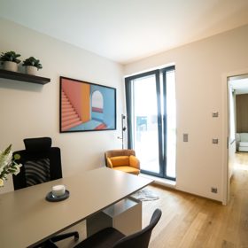 Ambiciózní projekt přináší moderní a elegantní bydlení na poloostrově mezi řekou Moravou a Mlýnským potokem v samém srdci Olomouce, ale zároveň obklopeni zelení. Při realizaci bytů kladli architekti důraz na komfort, design a spojení s přírodou.
Ambiciózní projekt přináší moderní a elegantní bydlení na poloostrově mezi řekou Moravou a Mlýnským potokem v samém srdci Olomouce, ale zároveň obklopeni zelení. Při realizaci bytů kladli architekti důraz na komfort, design a spojení s přírodou.