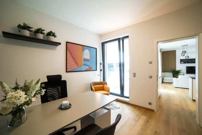 Ambiciózní projekt přináší moderní a elegantní bydlení na poloostrově mezi řekou Moravou a Mlýnským potokem v samém srdci Olomouce, ale zároveň obklopeni zelení. Při realizaci bytů kladli architekti důraz na komfort, design a spojení s přírodou. 
