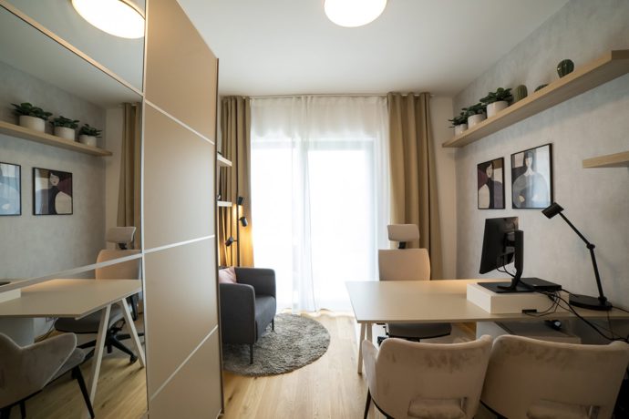 Ambiciózní projekt přináší moderní a elegantní bydlení na poloostrově mezi řekou Moravou a Mlýnským potokem v samém srdci Olomouce, ale zároveň obklopeni zelení. Při realizaci bytů kladli architekti důraz na komfort, design a spojení s přírodou. 
