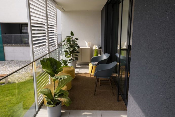 Ambiciózní projekt přináší moderní a elegantní bydlení na poloostrově mezi řekou Moravou a Mlýnským potokem v samém srdci Olomouce, ale zároveň obklopeni zelení. Při realizaci bytů kladli architekti důraz na komfort, design a spojení s přírodou. 
