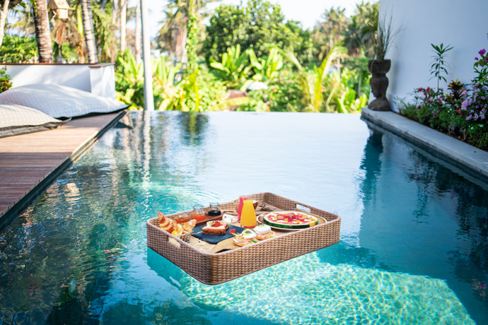 V exotickém Bali stojí krásná Villa Lontar, sousední Villa Rumah Bunga s dechberoucími výhledy na oceán a komplex balijských bungalovů Saba Cottages s magickou zahradou.
V exotickém Bali stojí krásná Villa Lontar, sousední Villa Rumah Bunga s dechberoucími výhledy na oceán a komplex balijských bungalovů Saba Cottages s magickou zahradou.