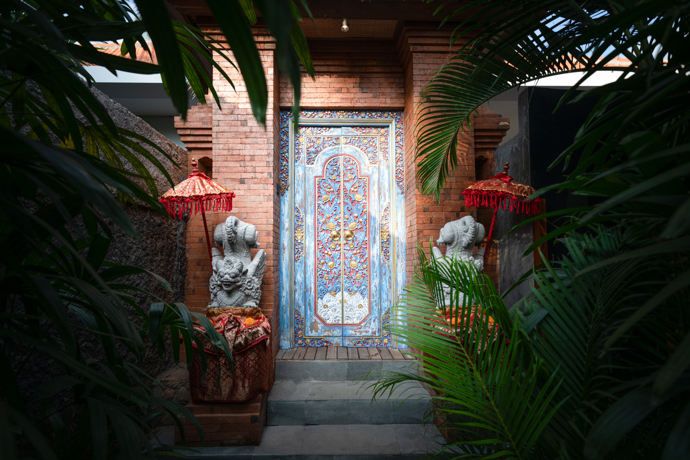 V exotickém Bali stojí krásná Villa Lontar, sousední Villa Rumah Bunga s dechberoucími výhledy na oceán a komplex balijských bungalovů Saba Cottages s magickou zahradou.
V exotickém Bali stojí krásná Villa Lontar, sousední Villa Rumah Bunga s dechberoucími výhledy na oceán a komplex balijských bungalovů Saba Cottages s magickou zahradou.