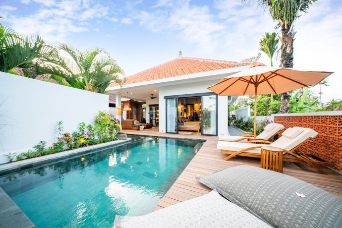 V exotickém Bali stojí krásná Villa Lontar, sousední Villa Rumah Bunga s dechberoucími výhledy na oceán a komplex balijských bungalovů Saba Cottages s magickou zahradou.
V exotickém Bali stojí krásná Villa Lontar, sousední Villa Rumah Bunga s dechberoucími výhledy na oceán a komplex balijských bungalovů Saba Cottages s magickou zahradou.