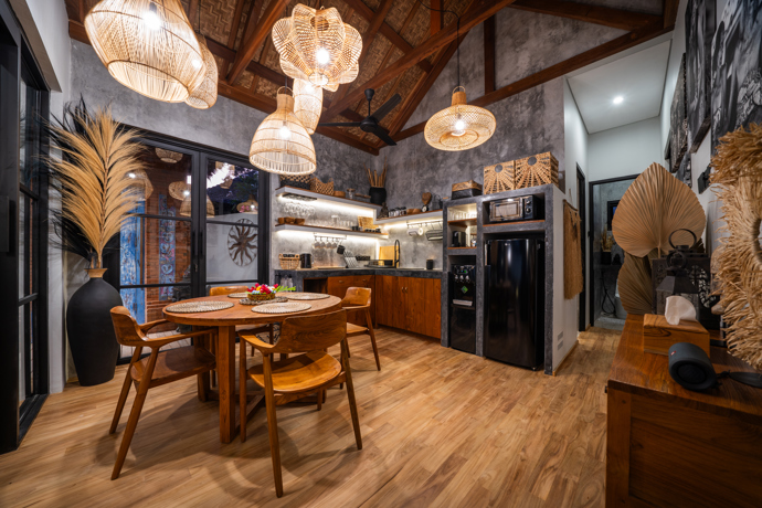 V exotickém Bali stojí krásná Villa Lontar, sousední Villa Rumah Bunga s dechberoucími výhledy na oceán a komplex balijských bungalovů Saba Cottages s magickou zahradou.
V exotickém Bali stojí krásná Villa Lontar, sousední Villa Rumah Bunga s dechberoucími výhledy na oceán a komplex balijských bungalovů Saba Cottages s magickou zahradou.
