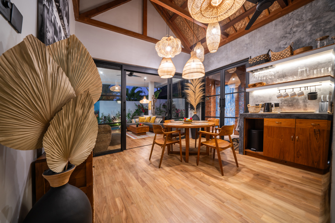 V exotickém Bali stojí krásná Villa Lontar, sousední Villa Rumah Bunga s dechberoucími výhledy na oceán a komplex balijských bungalovů Saba Cottages s magickou zahradou.
V exotickém Bali stojí krásná Villa Lontar, sousední Villa Rumah Bunga s dechberoucími výhledy na oceán a komplex balijských bungalovů Saba Cottages s magickou zahradou.
