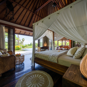 V exotickém Bali stojí krásná Villa Lontar, sousední Villa Rumah Bunga s dechberoucími výhledy na oceán a komplex balijských bungalovů Saba Cottages s magickou zahradou. 
