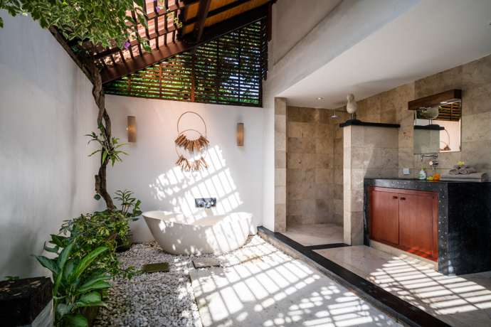 V exotickém Bali stojí krásná Villa Lontar, sousední Villa Rumah Bunga s dechberoucími výhledy na oceán a komplex balijských bungalovů Saba Cottages s magickou zahradou.
V exotickém Bali stojí krásná Villa Lontar, sousední Villa Rumah Bunga s dechberoucími výhledy na oceán a komplex balijských bungalovů Saba Cottages s magickou zahradou.