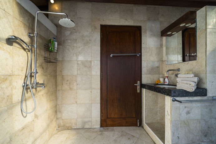 V exotickém Bali stojí krásná Villa Lontar, sousední Villa Rumah Bunga s dechberoucími výhledy na oceán a komplex balijských bungalovů Saba Cottages s magickou zahradou.
V exotickém Bali stojí krásná Villa Lontar, sousední Villa Rumah Bunga s dechberoucími výhledy na oceán a komplex balijských bungalovů Saba Cottages s magickou zahradou.