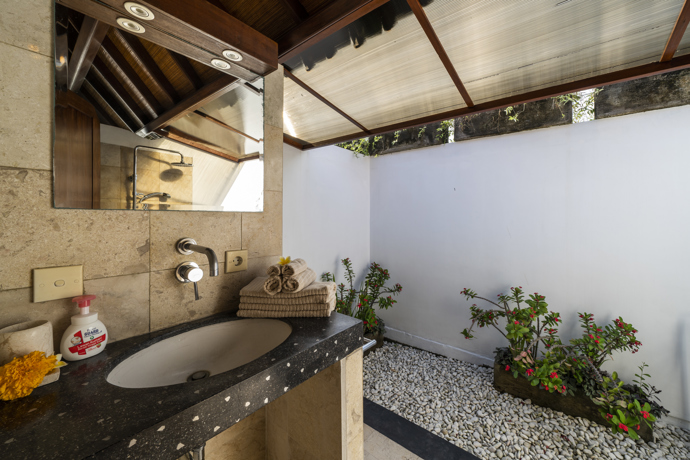 V exotickém Bali stojí krásná Villa Lontar, sousední Villa Rumah Bunga s dechberoucími výhledy na oceán a komplex balijských bungalovů Saba Cottages s magickou zahradou.
V exotickém Bali stojí krásná Villa Lontar, sousední Villa Rumah Bunga s dechberoucími výhledy na oceán a komplex balijských bungalovů Saba Cottages s magickou zahradou.
