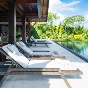 V exotickém Bali stojí krásná Villa Lontar, sousední Villa Rumah Bunga s dechberoucími výhledy na oceán a komplex balijských bungalovů Saba Cottages s magickou zahradou. 
