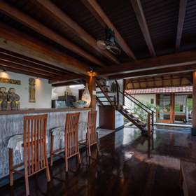 V exotickém Bali stojí krásná Villa Lontar, sousední Villa Rumah Bunga s dechberoucími výhledy na oceán a komplex balijských bungalovů Saba Cottages s magickou zahradou. 
