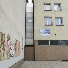 Dům, který nemá v některých částech ani metr, je právem nazýván jako „nejužší na světě.“ Přitahuje pozornost nejen pro své rozměry, ale i tím, co symbolizuje. 
