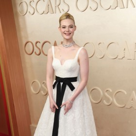 Elle Fanning na předávání Oscarů předvedla klasický příklad líčení do jednoho tónu, tedy nízký kontrast. 
