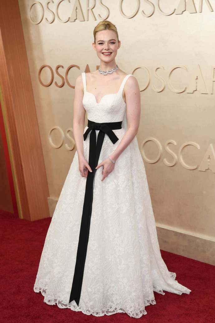 Elle Fanning na předávání Oscarů předvedla klasický příklad líčení do jednoho tónu, tedy nízký kontrast. 
