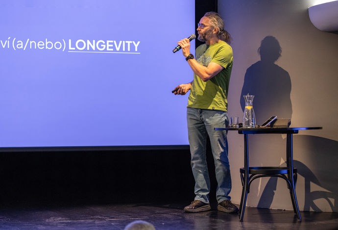 Jak to ale s dlouhověkostí neboli pojmem longevity skutečně je, nám prozradí přední český fyziolog Radim Šlachta.
Jak to ale s dlouhověkostí neboli pojmem longevity skutečně je, nám prozradí přední český fyziolog Radim Šlachta.