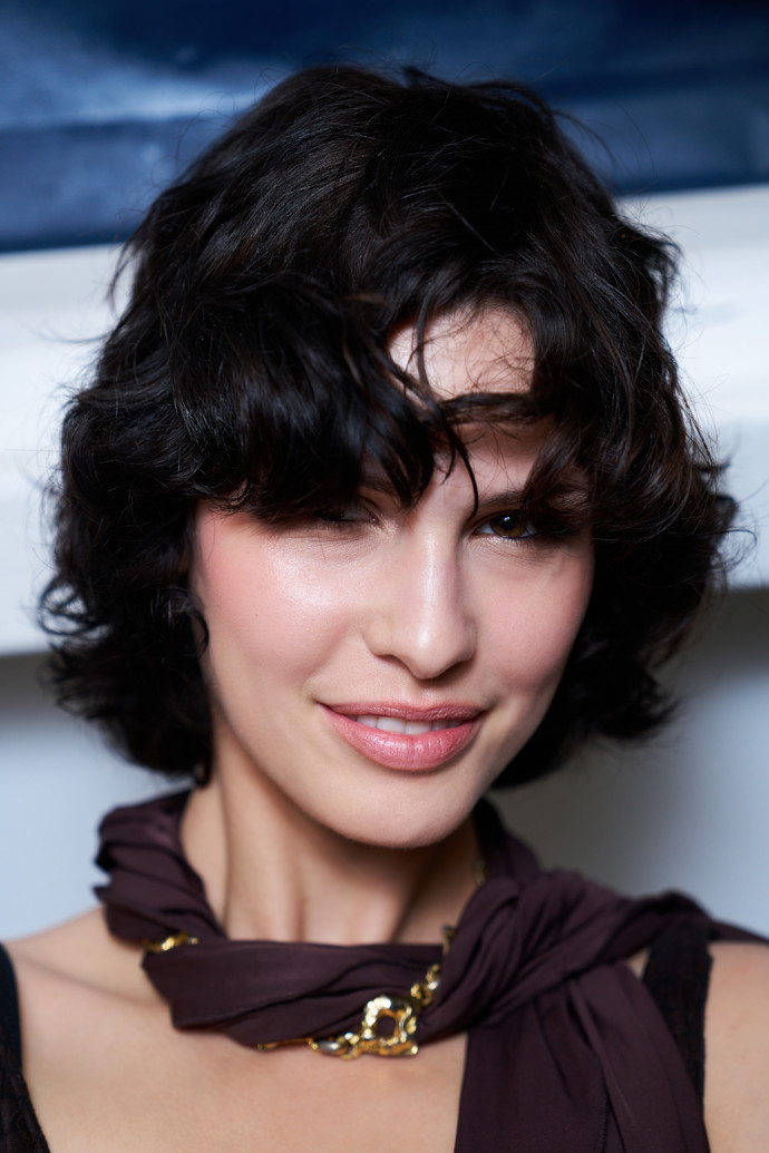 Stylová ofina curtain bangs
