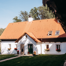Při pohledu dovnitř ale zjistíte, že venkovská romantika se tu dokonale snoubí s moderním stylem a nadčasovou estetikou. K dispozici jsou čtyři ložnice, dvě koupelny, obývací pokoj, herna a velký obývací pokoj s prostornou kuchyní. Třešničkou na dortu je překrásná zahrada. 
