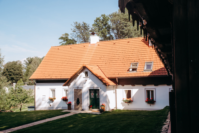 Při pohledu dovnitř ale zjistíte, že venkovská romantika se tu dokonale snoubí s moderním stylem a nadčasovou estetikou. K dispozici jsou čtyři ložnice, dvě koupelny, obývací pokoj, herna a velký obývací pokoj s prostornou kuchyní. Třešničkou na dortu je překrásná zahrada. 

