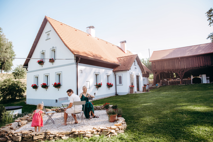 Při pohledu dovnitř ale zjistíte, že venkovská romantika se tu dokonale snoubí s moderním stylem a nadčasovou estetikou. K dispozici jsou čtyři ložnice, dvě koupelny, obývací pokoj, herna a velký obývací pokoj s prostornou kuchyní. Třešničkou na dortu je překrásná zahrada. 
