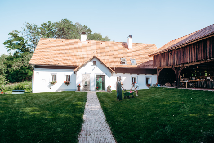 Při pohledu dovnitř ale zjistíte, že venkovská romantika se tu dokonale snoubí s moderním stylem a nadčasovou estetikou. K dispozici jsou čtyři ložnice, dvě koupelny, obývací pokoj, herna a velký obývací pokoj s prostornou kuchyní. Třešničkou na dortu je překrásná zahrada. 
