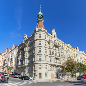 V interiérech byl kladen výrazný důraz na kvalitní materiály a nadčasový design. Dubové parkety, renovovaná špaletová okna s izolačním dvojsklem, francouzská posuvná okna s výstupy na terasu a vstupní bezpečností dveře s protipožární úpravou poskytují komfortní bydlení. 
