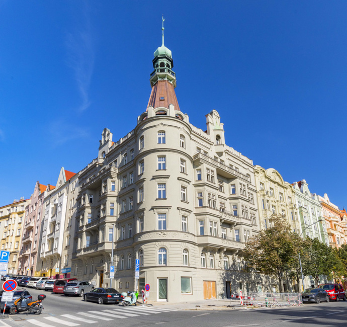 V interiérech byl kladen výrazný důraz na kvalitní materiály a nadčasový design. Dubové parkety, renovovaná špaletová okna s izolačním dvojsklem, francouzská posuvná okna s výstupy na terasu a vstupní bezpečností dveře s protipožární úpravou poskytují komfortní bydlení. 
