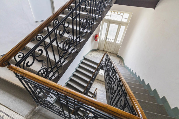 V interiérech byl kladen výrazný důraz na kvalitní materiály a nadčasový design. Dubové parkety, renovovaná špaletová okna s izolačním dvojsklem, francouzská posuvná okna s výstupy na terasu a vstupní bezpečností dveře s protipožární úpravou poskytují komfortní bydlení. 
