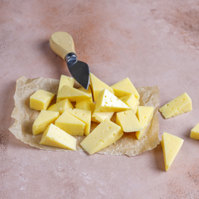 I sýry jako čedar, gouda nebo parmezán obsahují probiotika.

